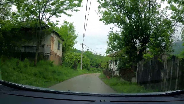 在阴雨阴沉的日子里开车，透视驾驶视频素材