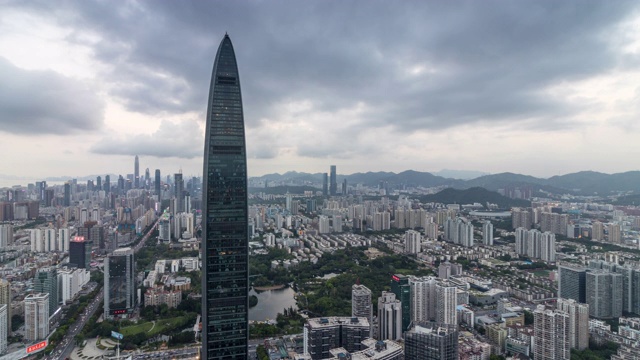 T/L HA WS PAN深圳天际线从黄昏到夜晚/中国广东深圳视频素材