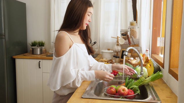 在水槽里清洗蔬菜的女人视频素材