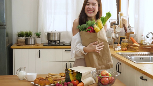 拿着蔬菜购物袋的年轻女子视频素材