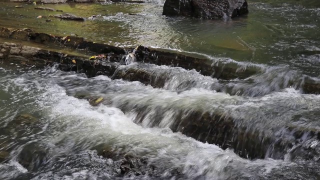 淡水在河上的台阶状岩石上流动视频素材