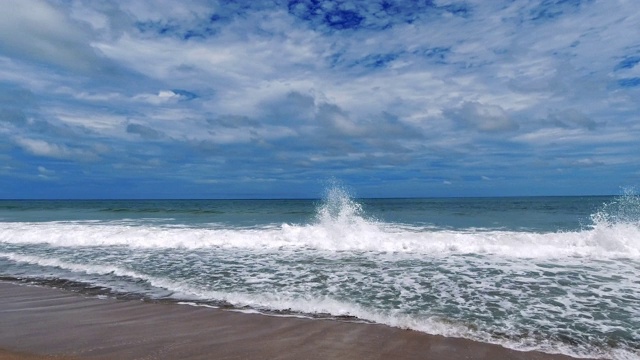 全景平移完美的热带海滩与海浪和蓝天度假场景视频素材