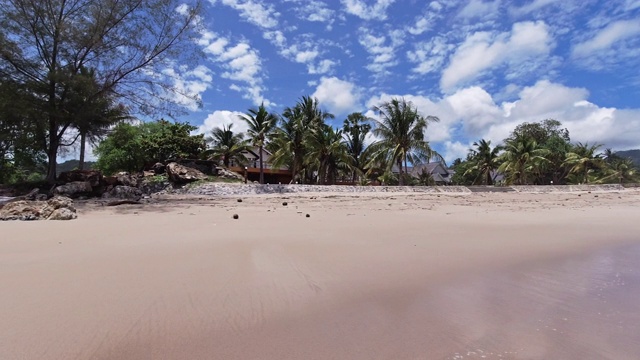 手持360度全景平移完美的白色沙滩度假安达曼海视频素材