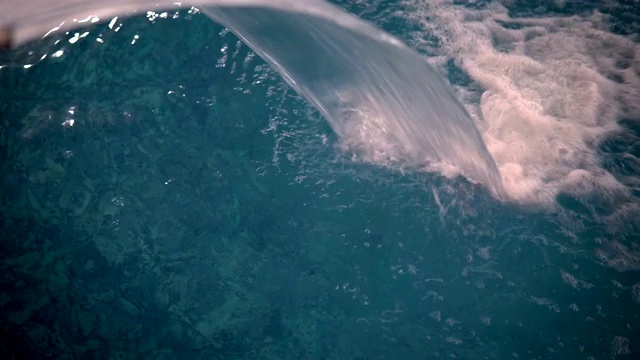 用喷射水和按摩浴缸清空游泳池视频素材