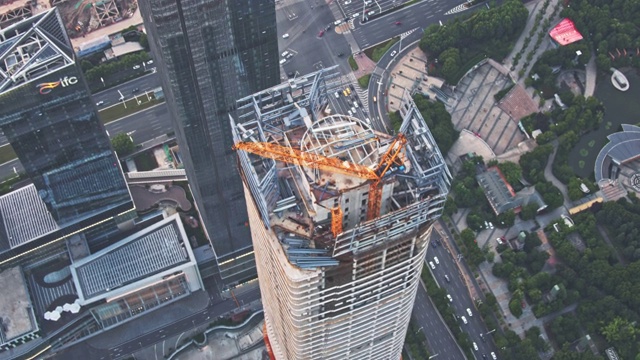 现代城市正在建设中，繁忙的交通时光流逝视频素材