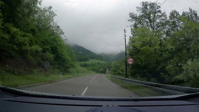 在阴雨阴沉的日子里开车，透视驾驶视频素材