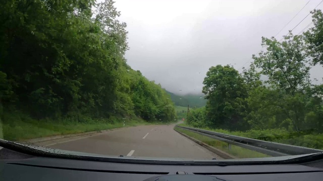 在阴雨阴沉的日子里开车，透视驾驶视频素材