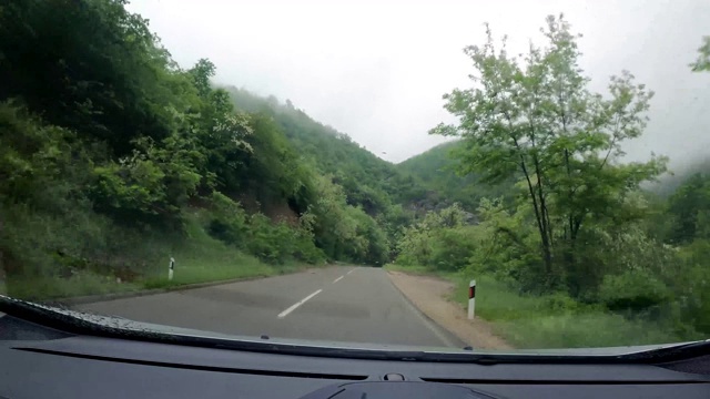 在阴雨阴沉的日子里开车，透视驾驶视频素材