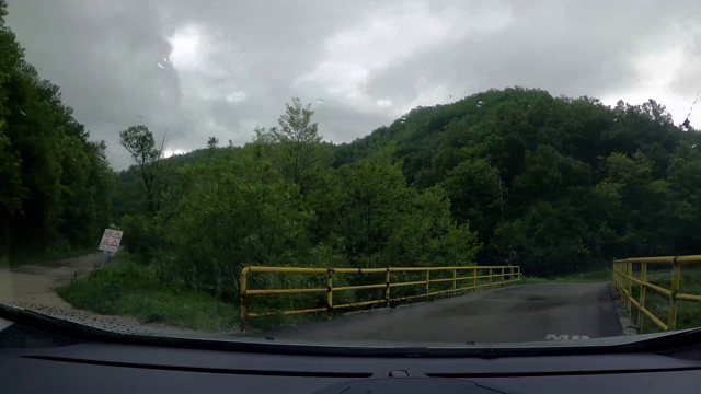 在阴雨阴沉的日子里开车，透视驾驶视频素材