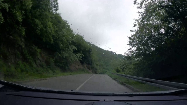 在阴雨阴沉的日子里开车，透视驾驶视频素材