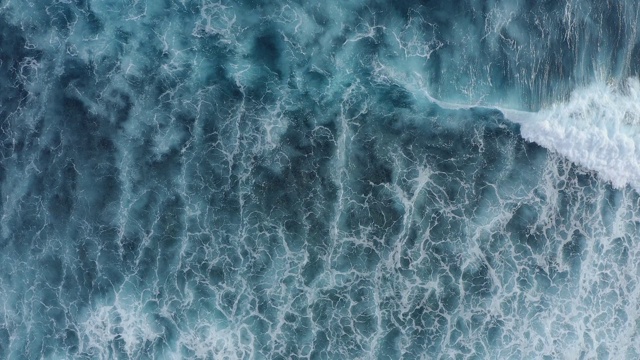 慢镜头从上到下鸟瞰图的海洋巨浪，泡沫和溅起水花视频素材