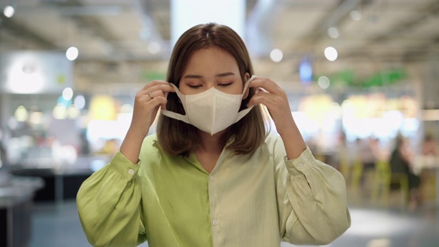 戴着防护面罩的年轻女孩视频素材