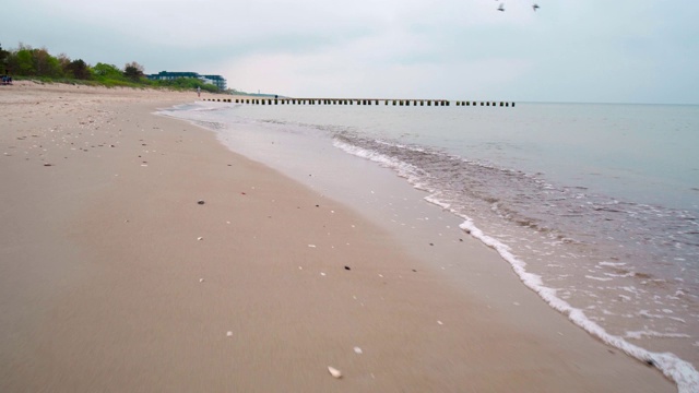 沙滩和柔和的海浪视频素材