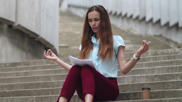 女商人在街上沉思。女商人喝外卖咖啡视频素材