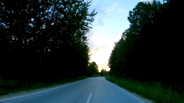 在夕阳西下的山路上开车视频素材