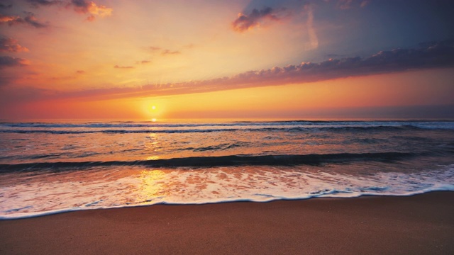 海上日出。燃烧的天空和闪耀的金色海浪视频素材