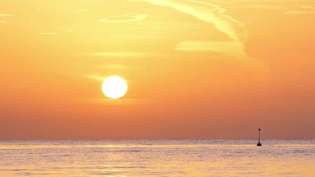 海上日出。燃烧的天空和闪耀的金色海浪视频素材