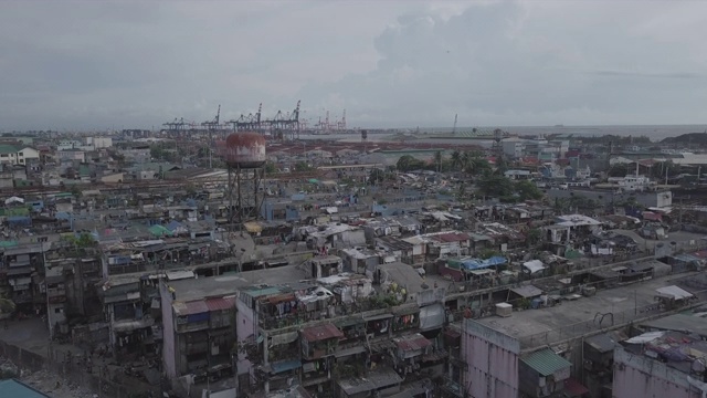 未分级，航机飞越贫民住宅区向港口方向飞行。无人驾驶飞机,4 k。视频素材