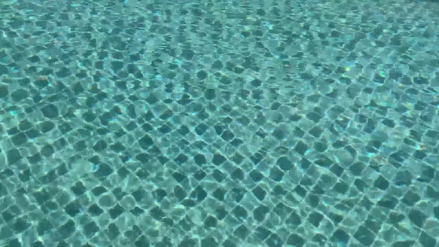 池水运动用蓝绿色瓷砖。4 k视频素材