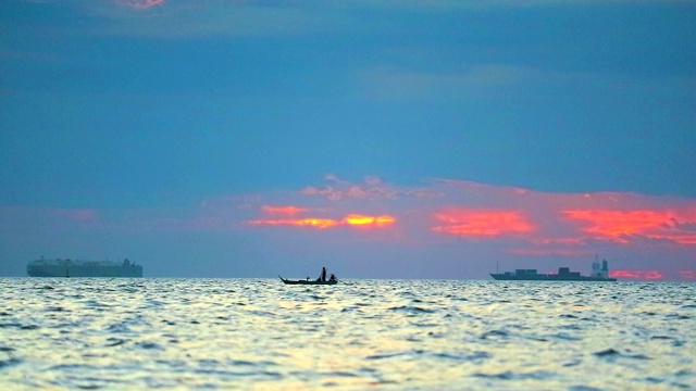 夕阳在海上，聚焦在渔船上视频素材