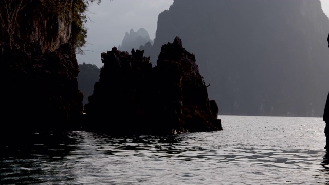 泰国的湖泊，岩石悬崖和山的剪影视频素材