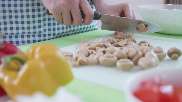 厨师准备自制披萨的特写和慢动作动作视频素材