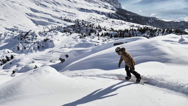 滑雪板女孩粉跟随Backcountry 4k视频素材