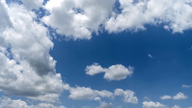 晴朗的天空中有一朵云，白云在蓝天的背景上运动。延时4k，干净，没有鸟。春夏季节概念。视频素材