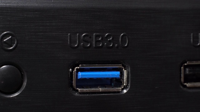 连接usb线到蓝色的usb 3接口视频素材