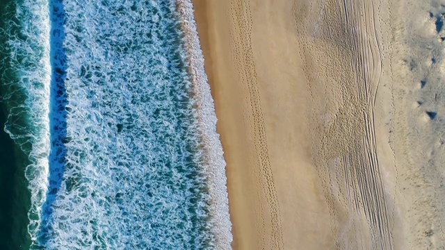 鸟瞰图的康波塔海滩与海浪打破海岸视频下载