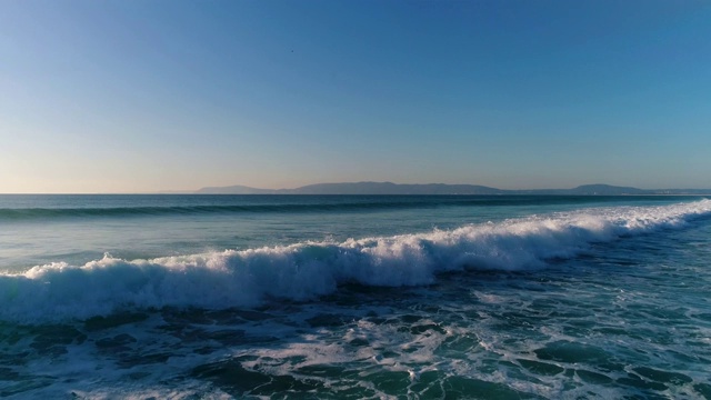 在康波塔海滩海浪打破鸟瞰图视频素材