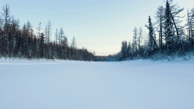 西伯利亚冰雪皑皑的冬季森林景观。俄罗斯4 k。视频素材