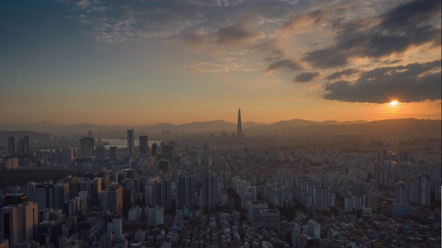 日落天空飞行首尔城市景观空中全景，4k时间间隔韩国视频素材