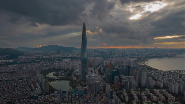 飞越首尔市景著名塔日落天空空中全景，4k时间间隔韩国视频素材