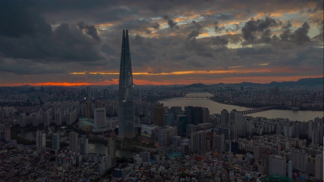 首尔著名的塔，河边，城市，日落，天空，空中全景，4k时间间隔韩国视频素材