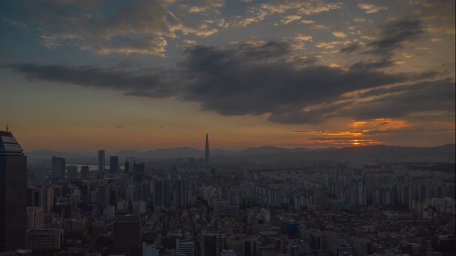 日落天空飞行在首尔城市市中心的空中全景，4k时间间隔韩国视频素材