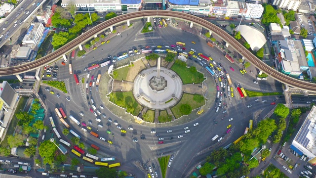 在繁忙街道上的胜利纪念碑鸟瞰图。环岛在曼谷市中心的天际线。泰国。智慧城市中的金融区中心。摩天大楼在日落时分。视频素材