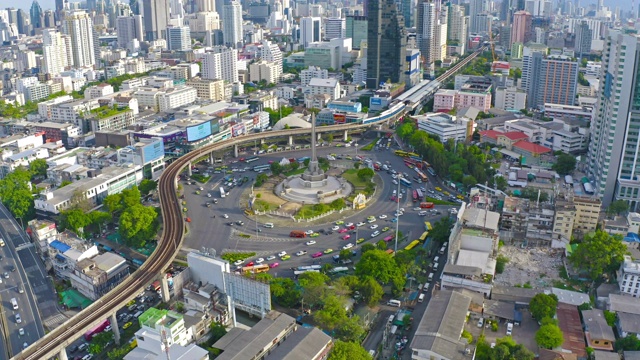 在繁忙街道上的胜利纪念碑鸟瞰图。环岛在曼谷市中心的天际线。泰国。智慧城市中的金融区中心。摩天大楼在日落时分。视频素材