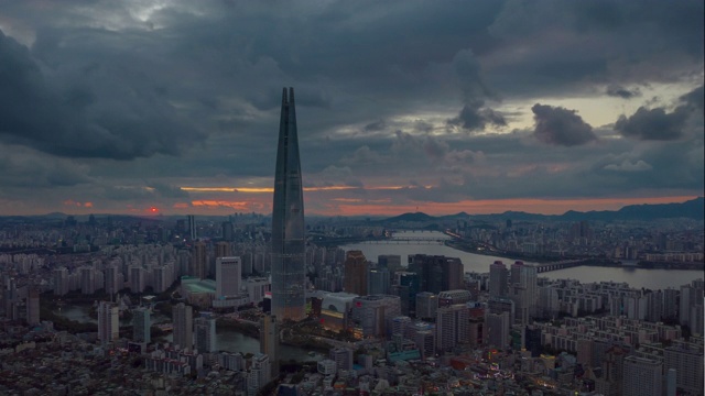 首尔著名的塔，河边，城市，日落，天空，空中全景，4k时间间隔韩国视频素材