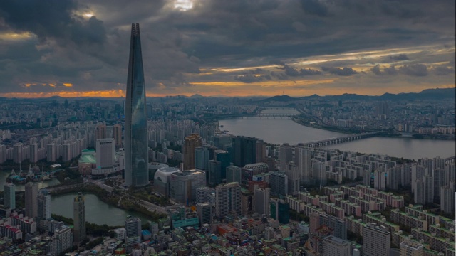 飞越首尔著名塔，河边，城市，日落，天空，空中全景，4k时间间隔韩国视频素材