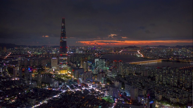 日落之夜照亮了韩国汉城著名的塔空中全景，4k时间跨度视频素材