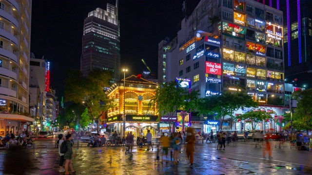 夜间照明胡志明市著名的旅游广场全景4k越南视频素材