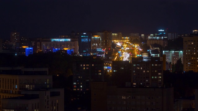 夜晚时间照亮明斯克城市中心交通大道屋顶全景4k时间间隔白俄罗斯视频素材