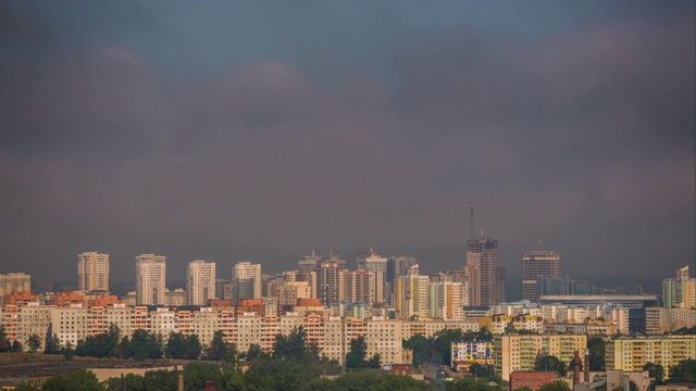 日落时间明斯克城市景观屋顶全景4k时间推移白俄罗斯视频素材