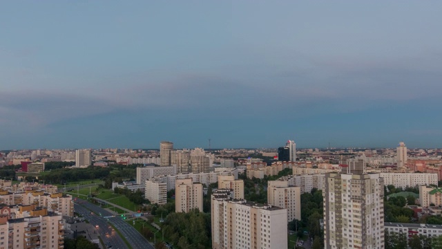 日落时间明斯克城市中心交通街道屋顶全景4k时间间隔白俄罗斯视频素材