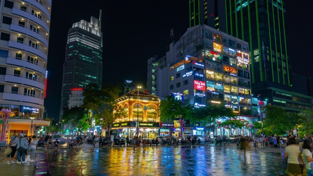 夜间照明胡志明市著名的旅游广场全景4k越南视频素材