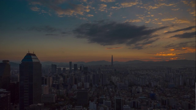 日落天空飞行首尔城市景观空中全景，4k时间间隔韩国视频素材