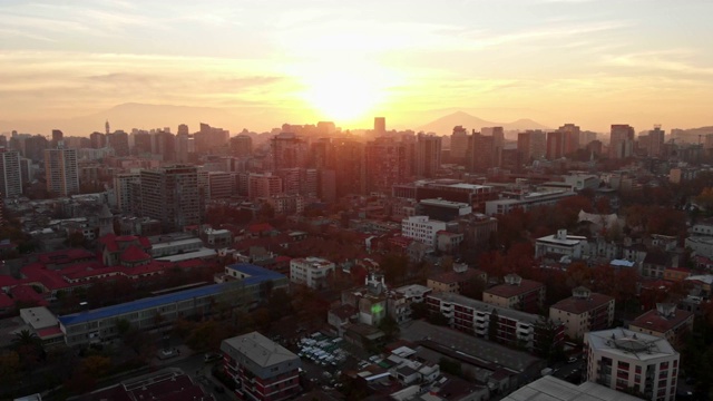 日落时圣地亚哥中心的鸟瞰图视频素材