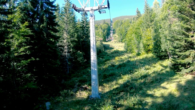 夏季用于运送远足者的空山缆车视频素材