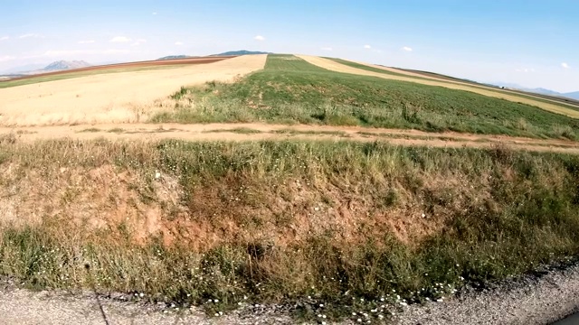 慢吞吞吃地行驶在乡间和田野旁边，秋天到了，秋天到了视频素材